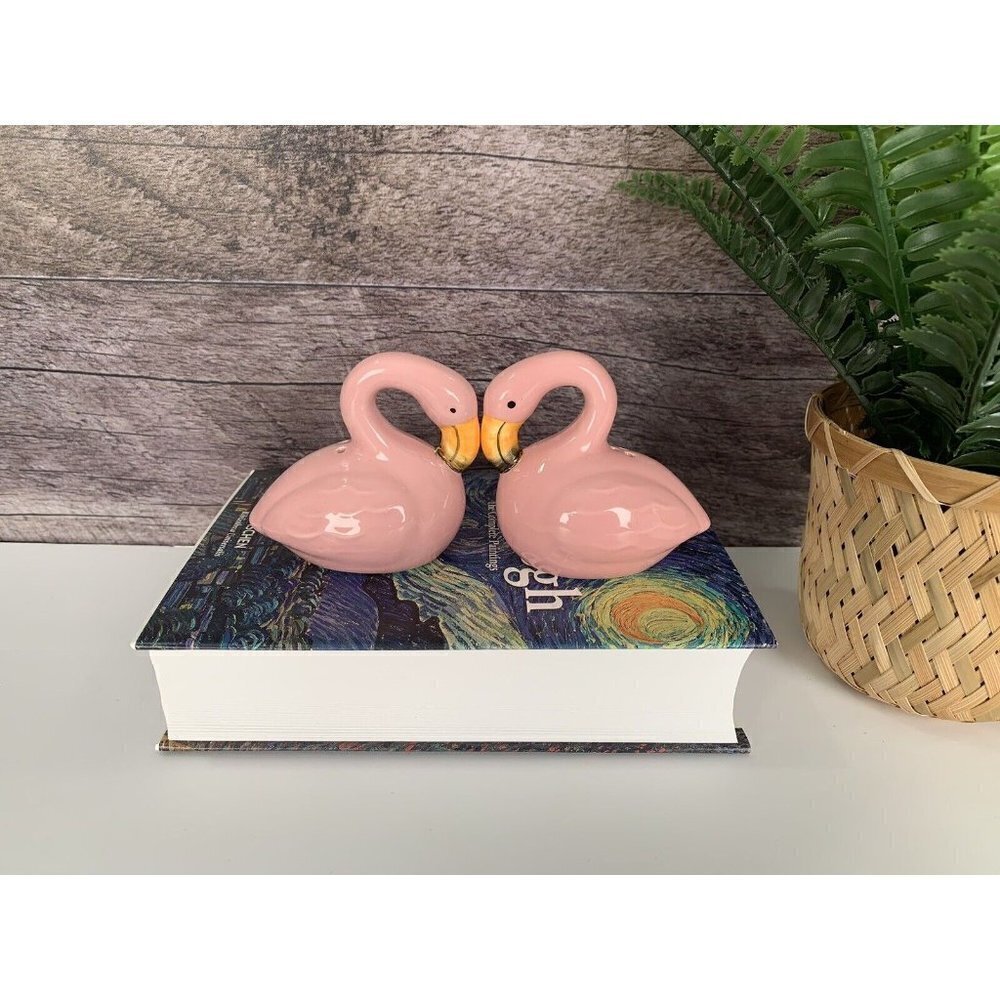pink flamingo salt and pepper shakers